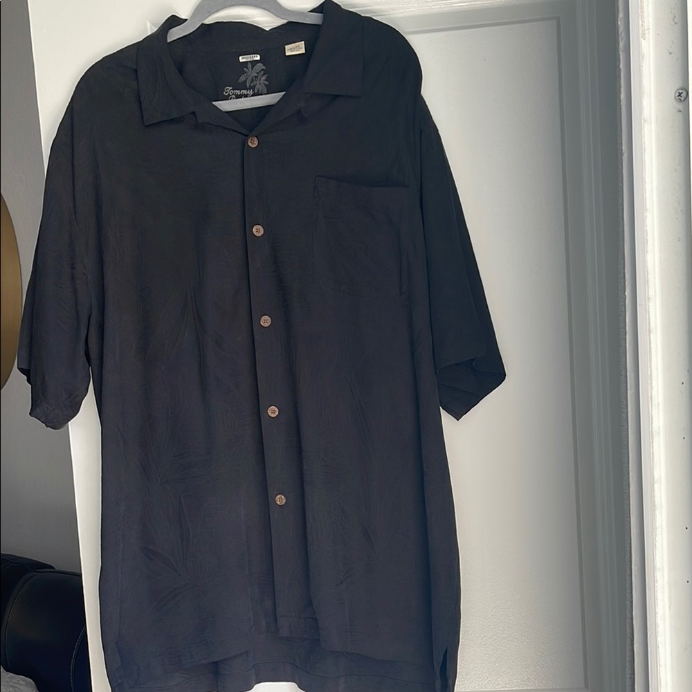 Tommy Bahama Men size XL 100% silk button down short sleeve